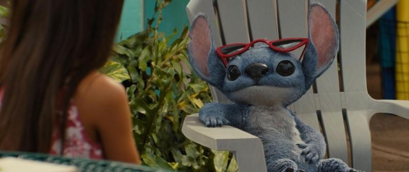Imagen panorámica de Lilo y Stitch en su entorno hawaiano