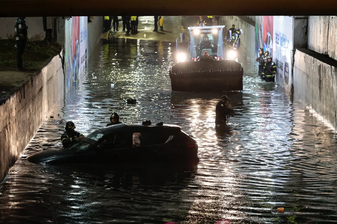 Policía capitalino rescata a niño con mochila de dinosaurio en inundación de la Ciudad de México