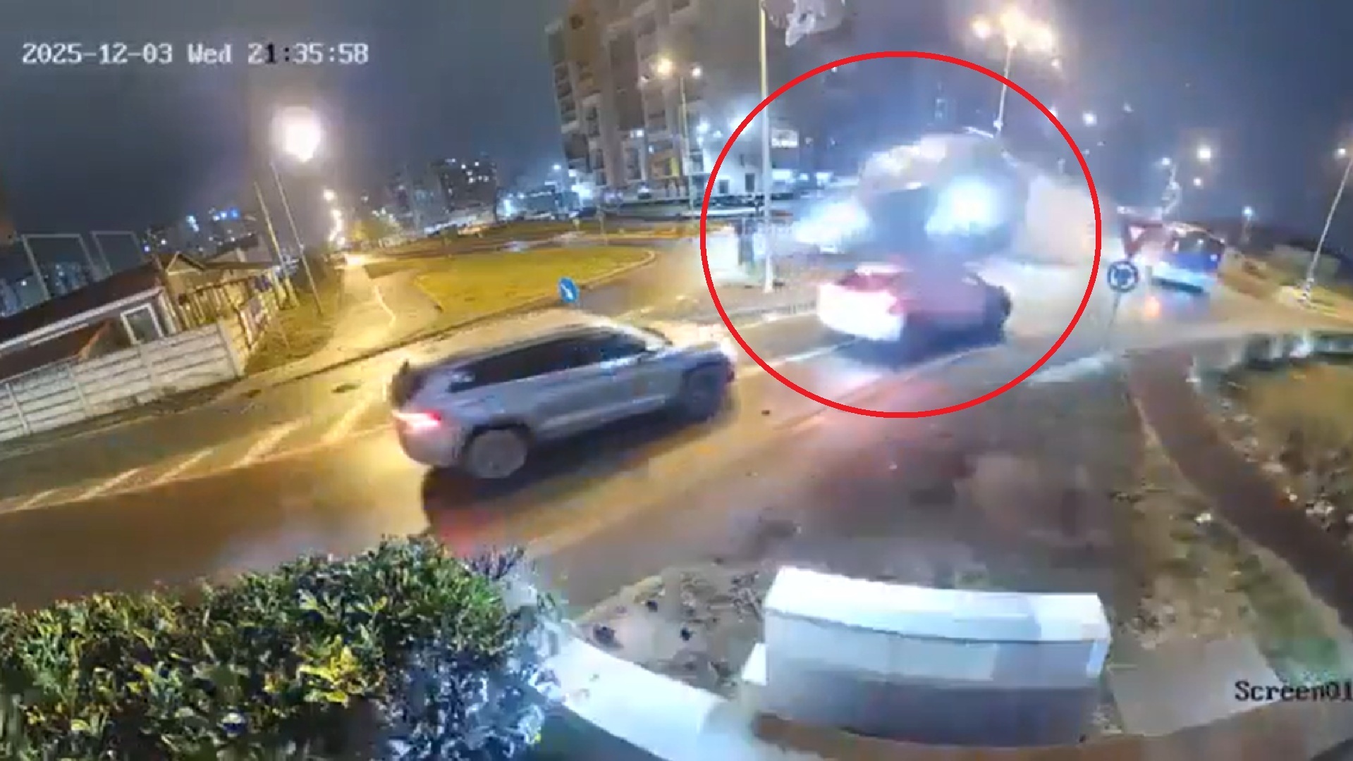 El impactante momento en que un auto “voló” sobre dos vehículos en Rumania