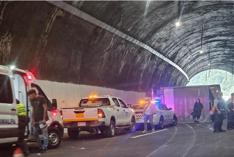Explosión en la México-Toluca: tráiler con material inflamable causa caos vial