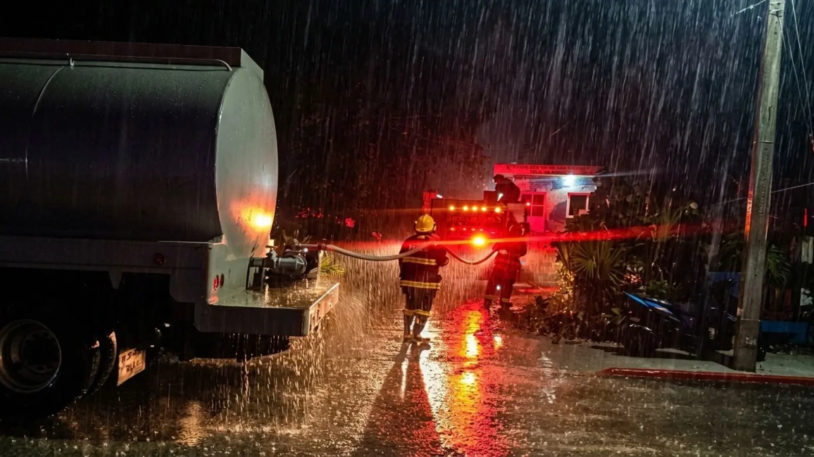 Soggy Peso en Isla Mujeres sufre incendio y bomberos controlan el fuego