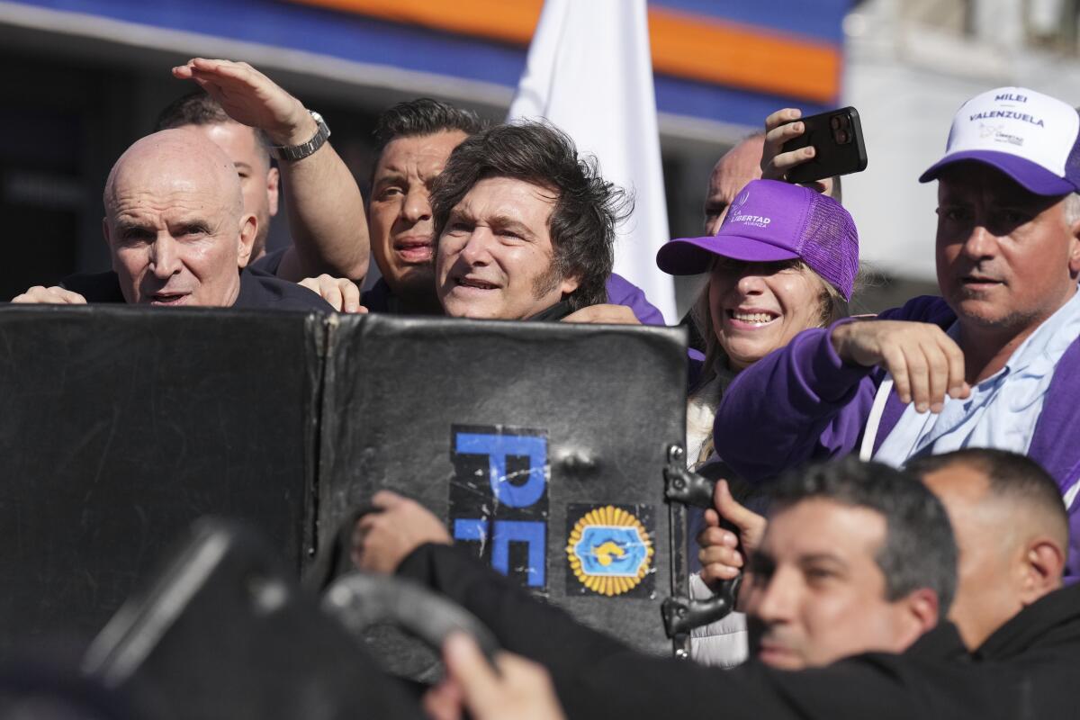 Javier Milei evacuado de urgencia tras ataque con piedras en Lomas de Zamora
