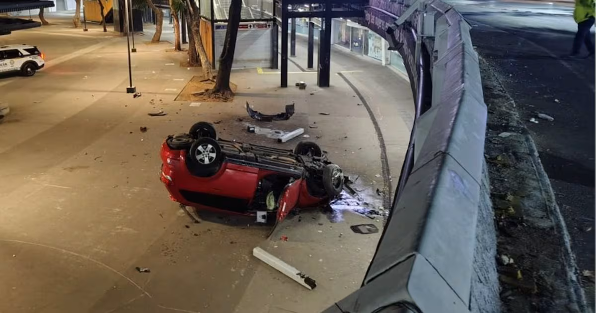 Conductor choca, cae a la Glorieta de Insurgentes y huye: lo buscan con cámaras