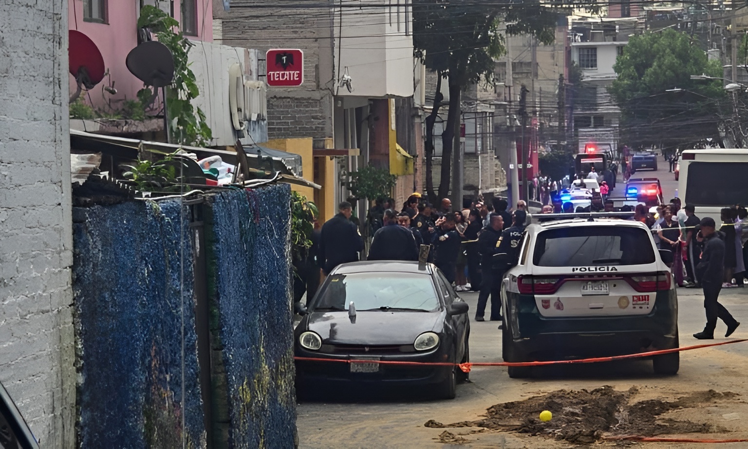 Joven mujer muere por bala perdida en Coyoacán durante tiroteo