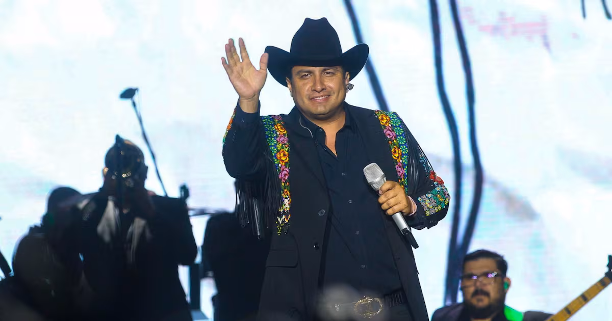 El giro de Julión Álvarez: de la polémica del teléfono a la euforia en Honduras