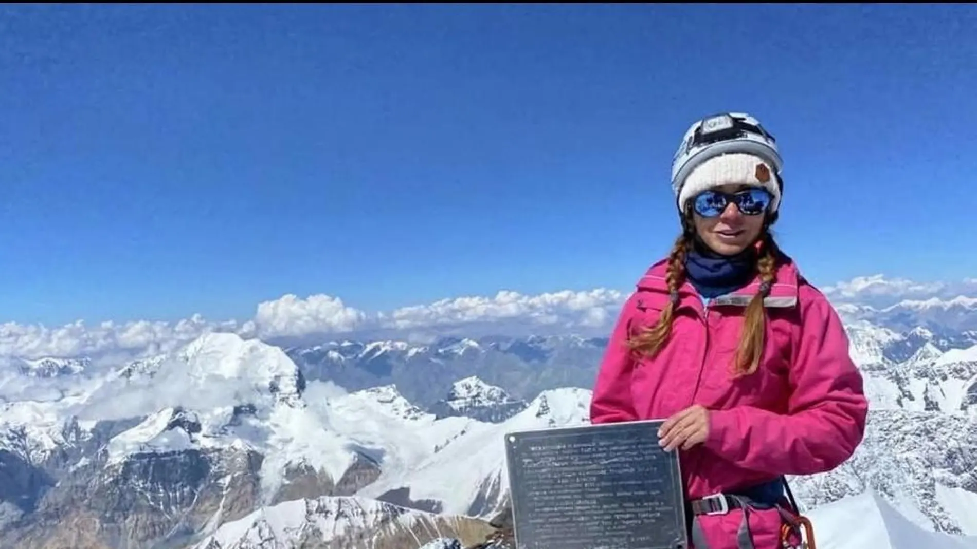 Desesperado llamado: Montañista rusa sigue viva en el pico de la victoria