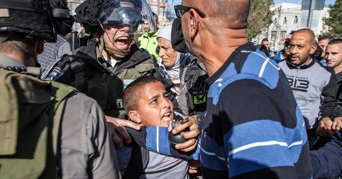 Agresión a niña palestina causa indignación: policía suspendido
