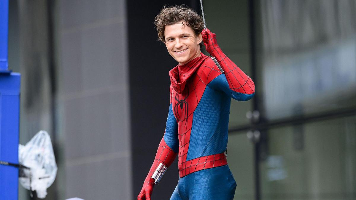 Tom Holland reaparece tras accidente en filmación de Spider-Man