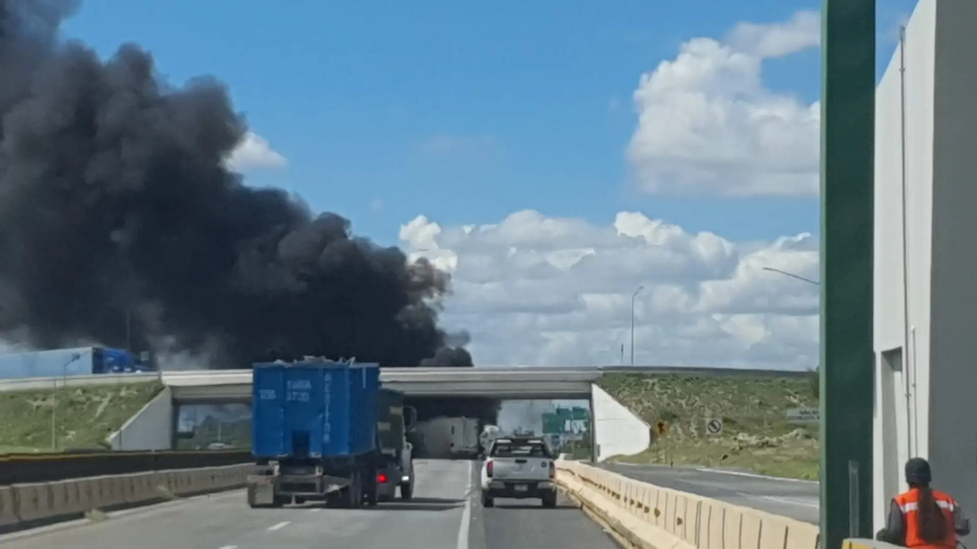 Impactante incendio tras choque de pipa de gas en anillo periférico de Apodaca