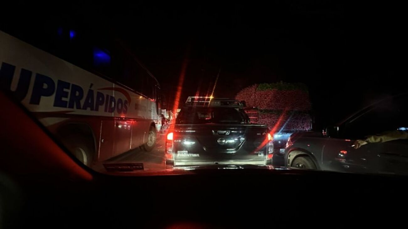 Cierre total en la México-Puebla: Filas kilométricas por pipa volcada en el Edomex