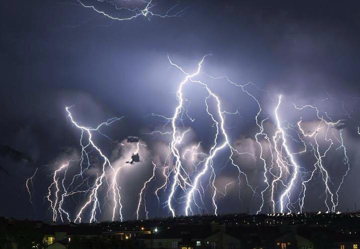 Tormenta eléctrica sorprende a Cancún: intensas lluvias dejan calles inundadas y caos vial