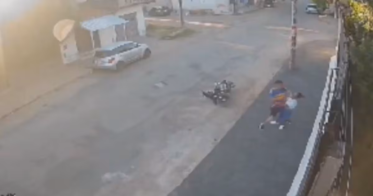 Indignante video: Hombre golpea y arrastra a su pareja en plena vía pública