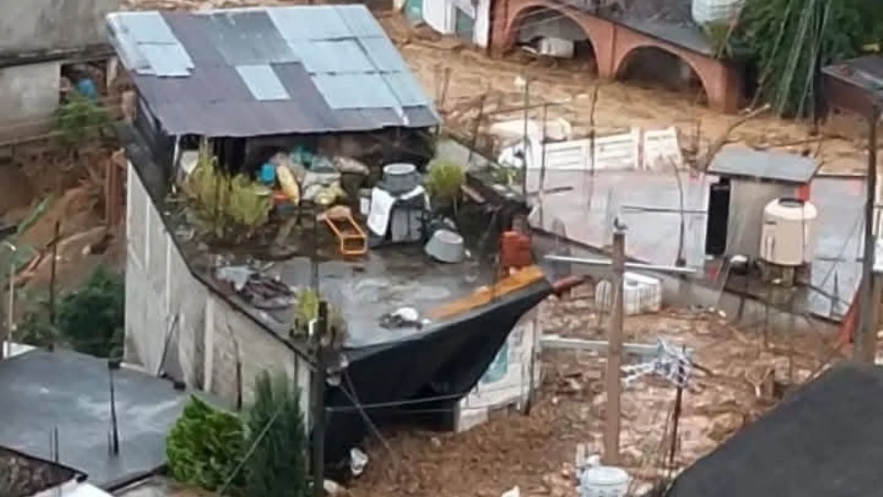 Lluvias en Hidalgo dejan 16 muertos y 90 comunidades aisladas