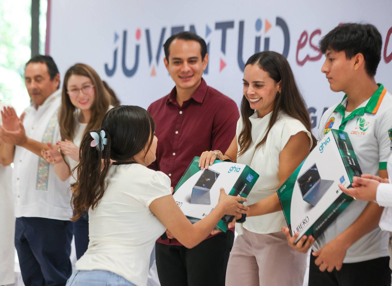 Ana Paty Peralta realiza entrega histórica de computadoras a jóvenes de preparatorias públicas en Cancún