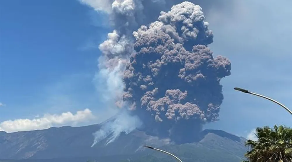 Erupción volcánica del Etna sorprende a Italia: ¡Imágenes impactantes!
