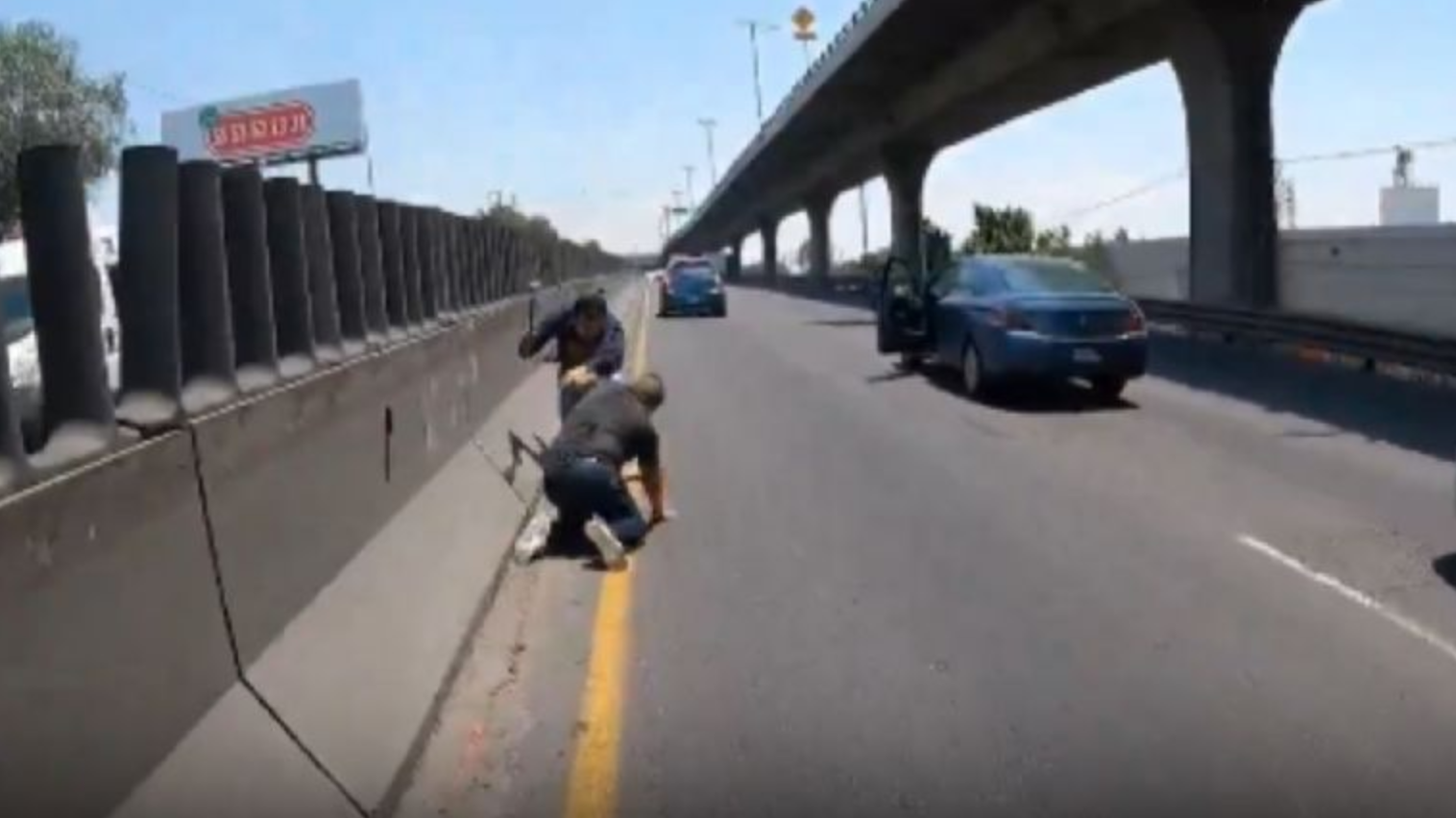 Riña violenta en la México-Querétaro: desarmado con su propio tubo