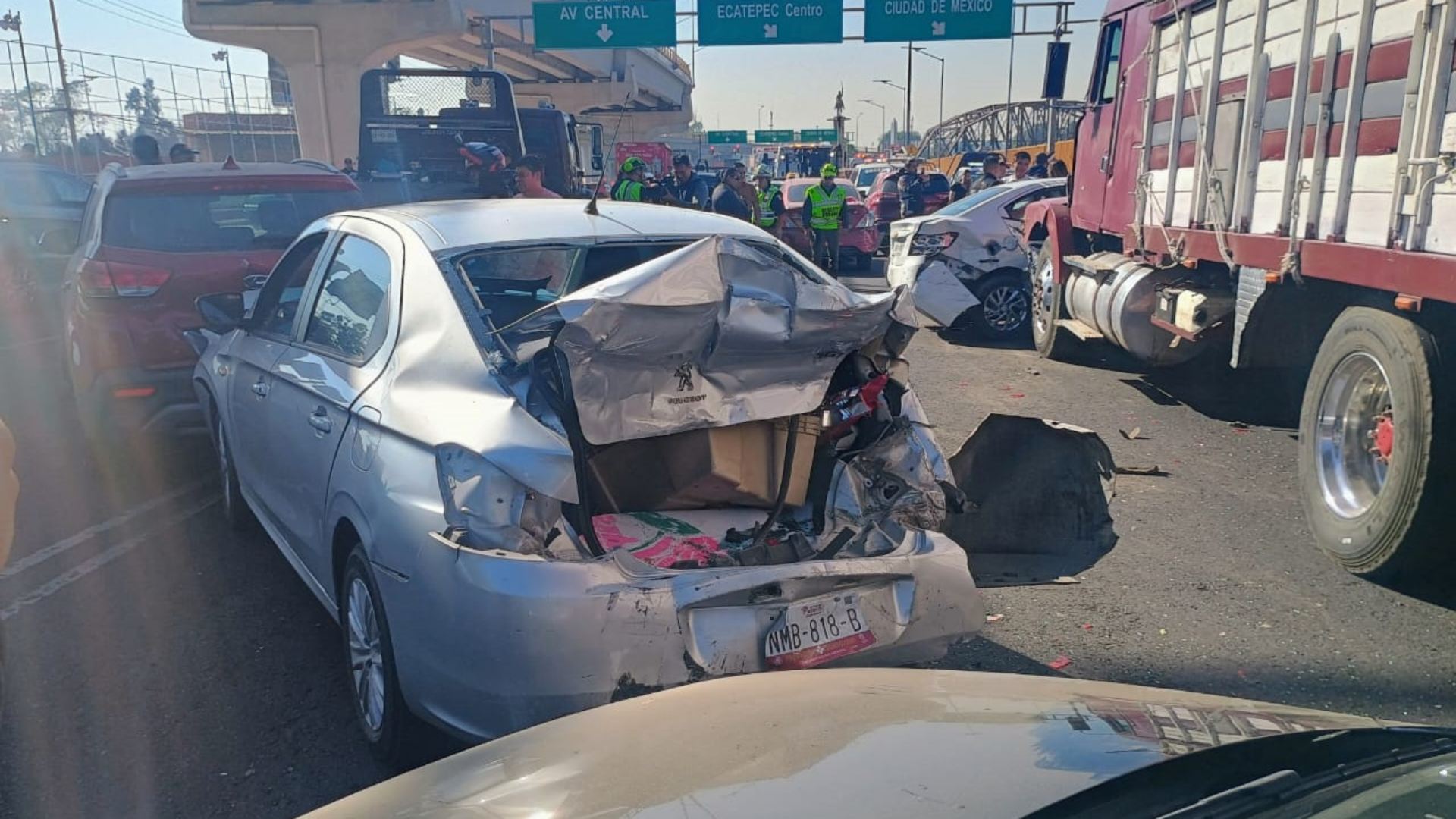 Carambola en Ecatepec: Camión sin frenos causa caos y 14 heridos