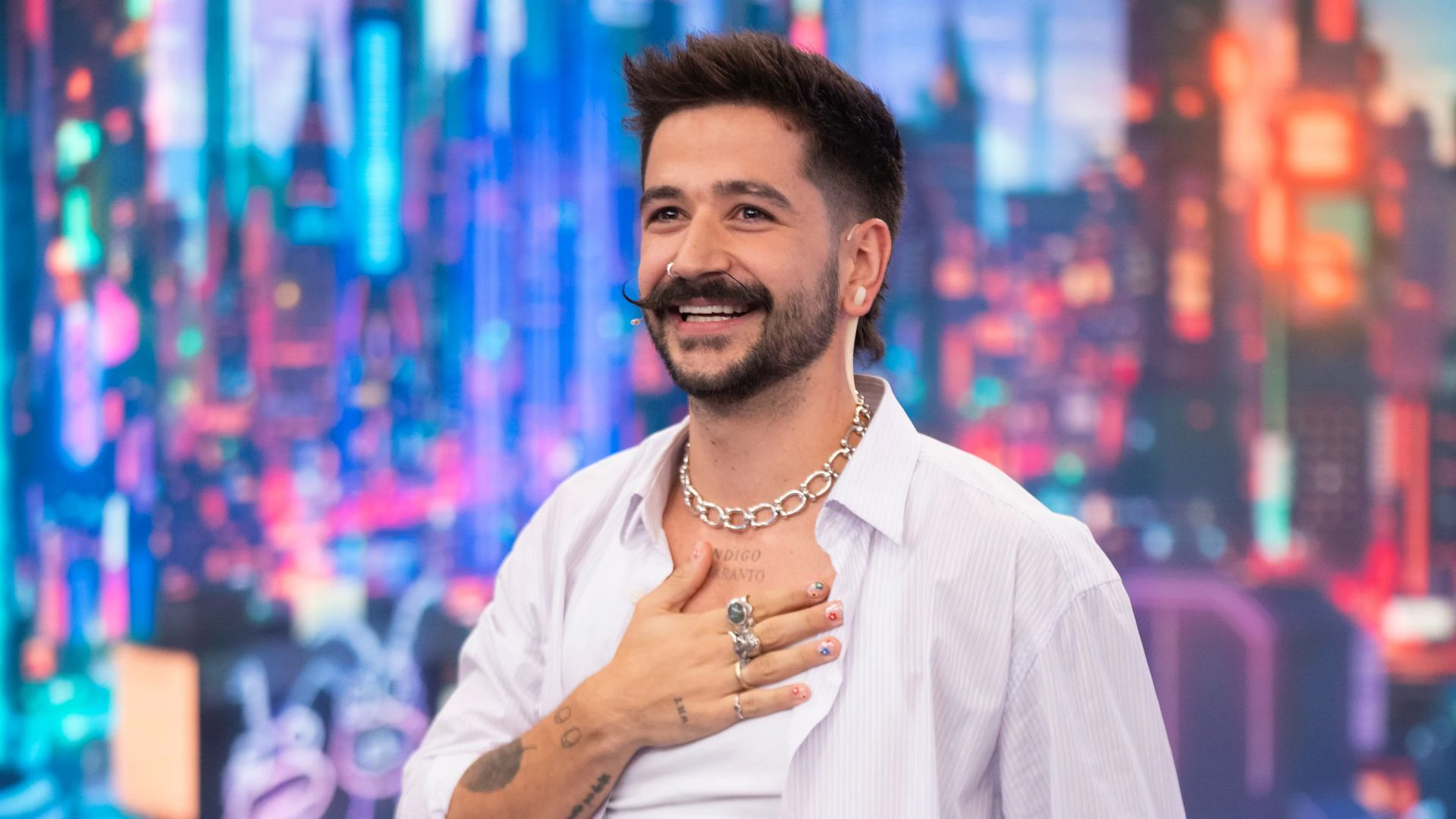 Camilo Revela que pintó cuadros con sangre de sus Hijas Índigo y amaranto
