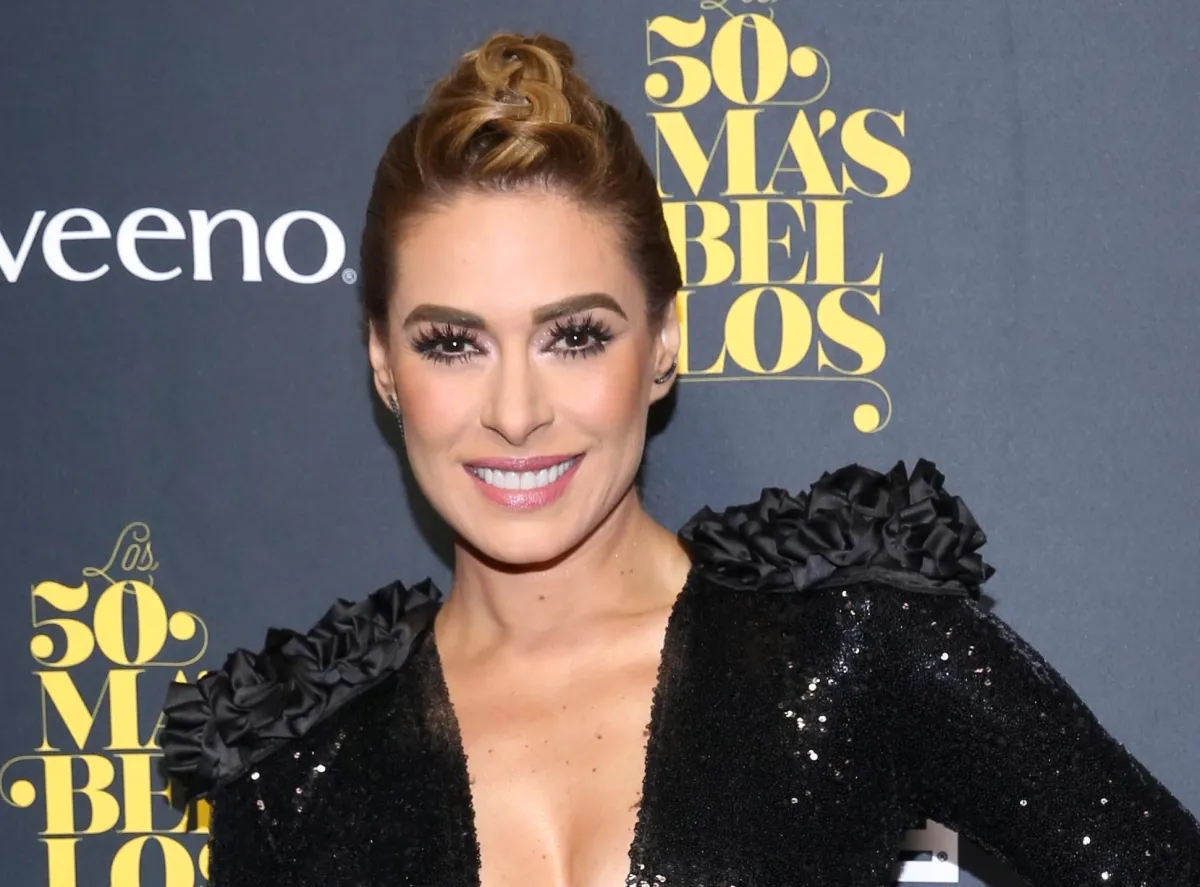 Galilea Montijo tropieza y cae en el Carnaval de Mazatlán 2025