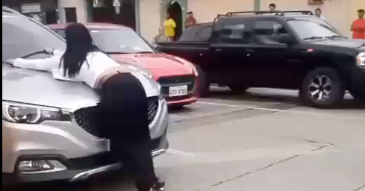 Guayaquil: mujer se aferra a un auto en movimiento por infidelidad