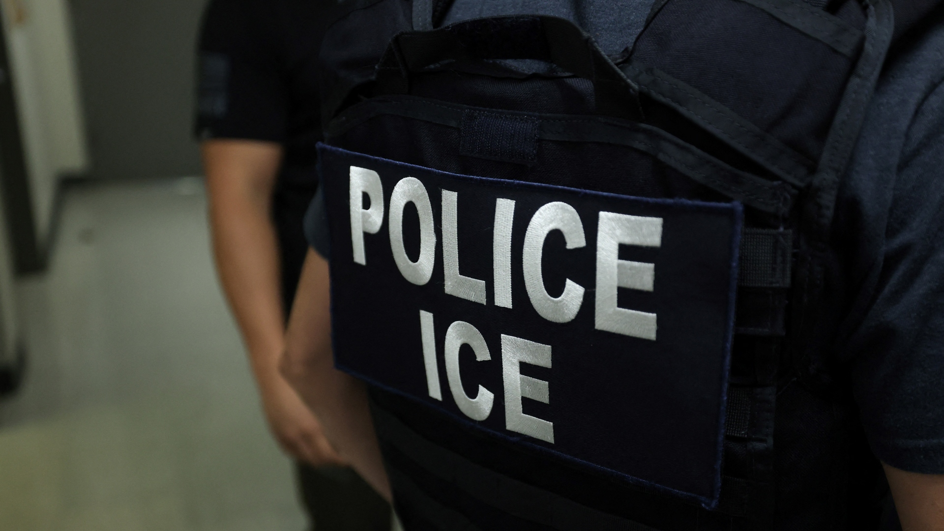 Agentes de ICE detienen a residente legal tras viaje familiar por una falta menor de hace 20 años