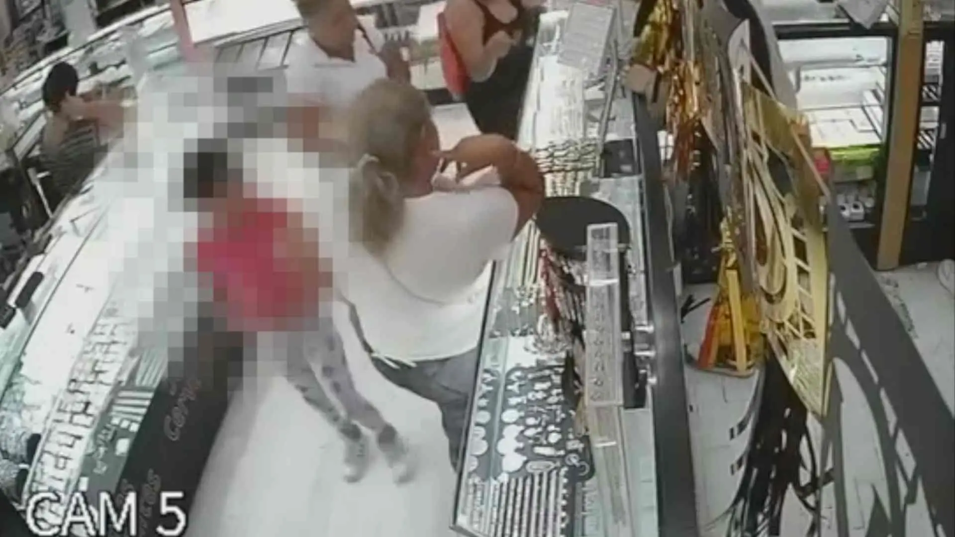 Graban a dos mujeres robando un anillo en joyería del Centro Histórico