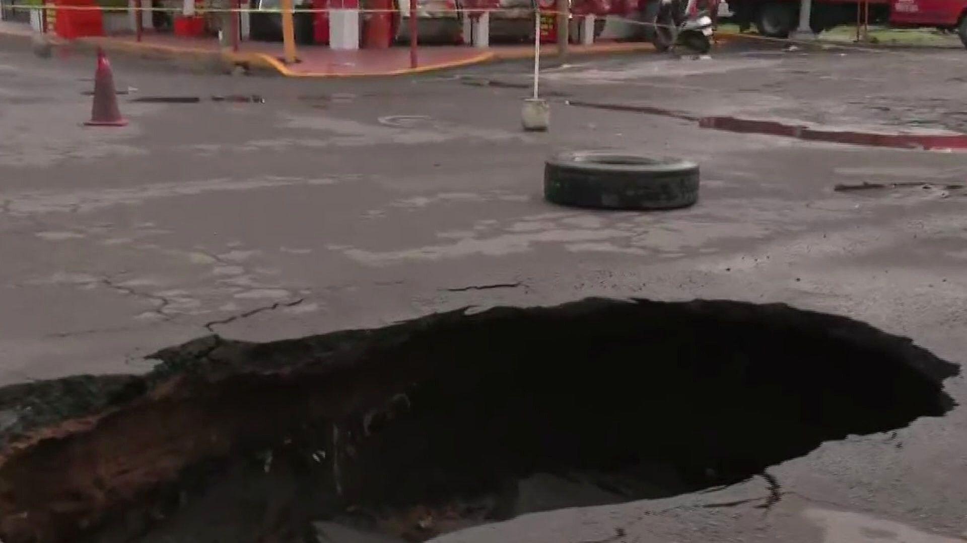 Enorme socavón de 30 metros cierra la carretera Quiroga-Tepalcatepec