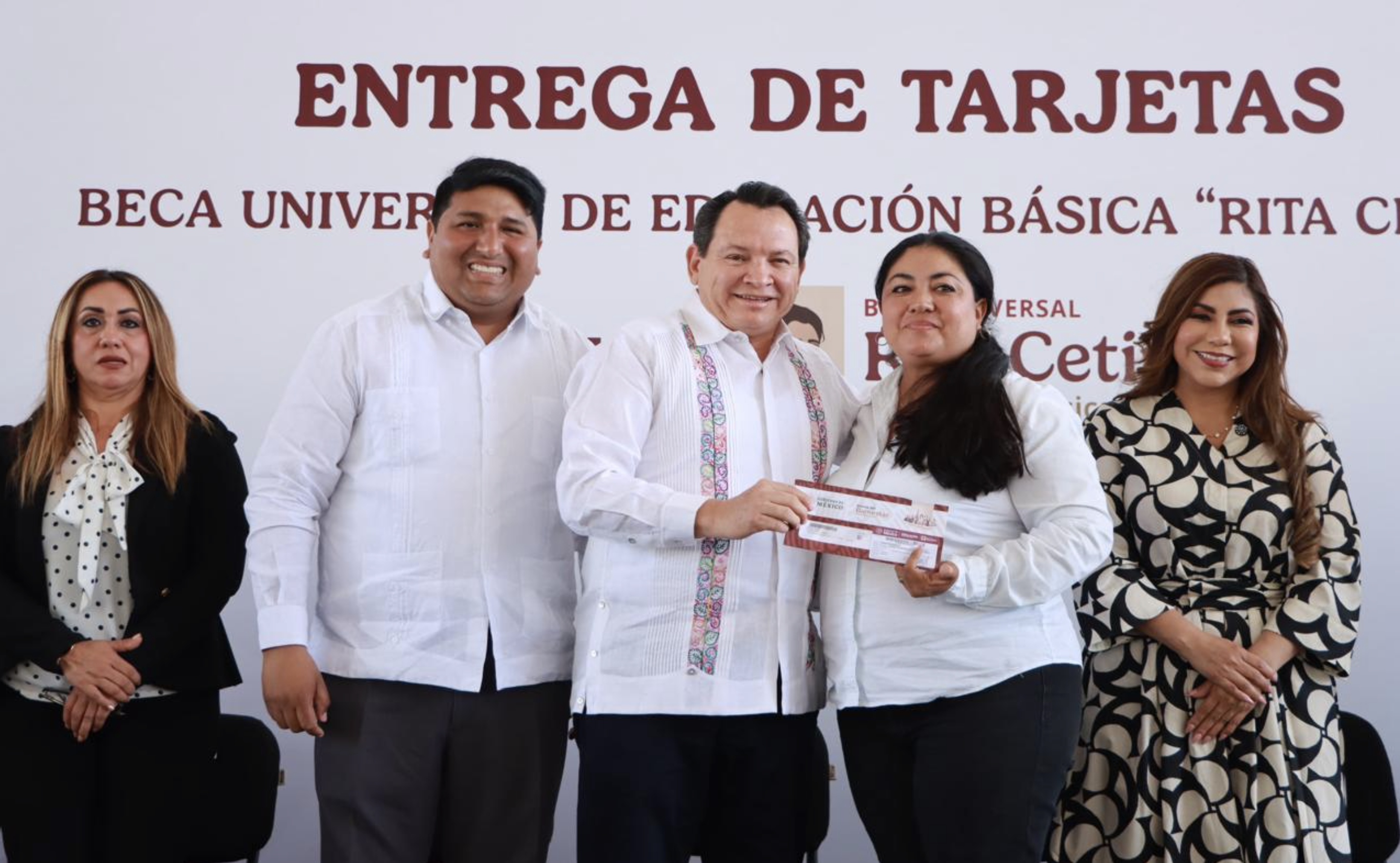 Entrega de tarjetas de la beca universal “Rita Cetina” en Yucatán