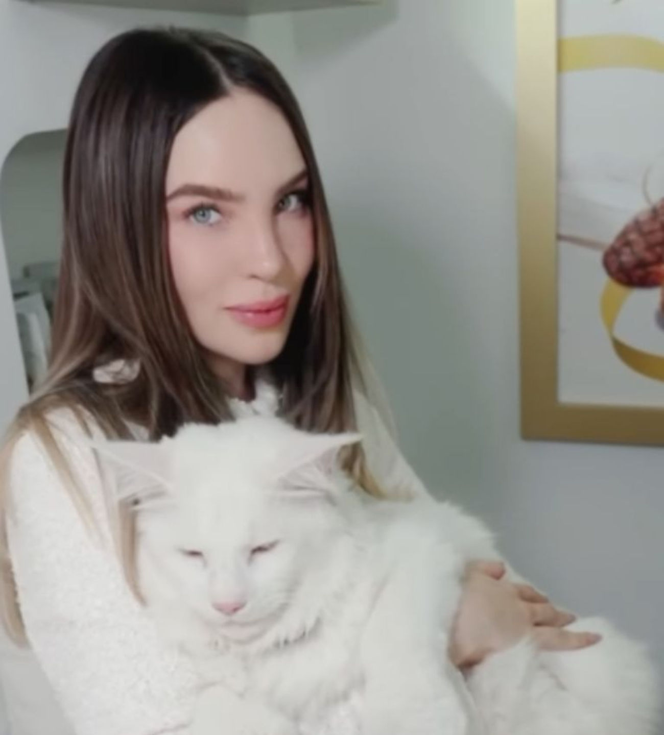 Belinda protagoniza un tierno momento con su gatito Simba en el Día del Gato