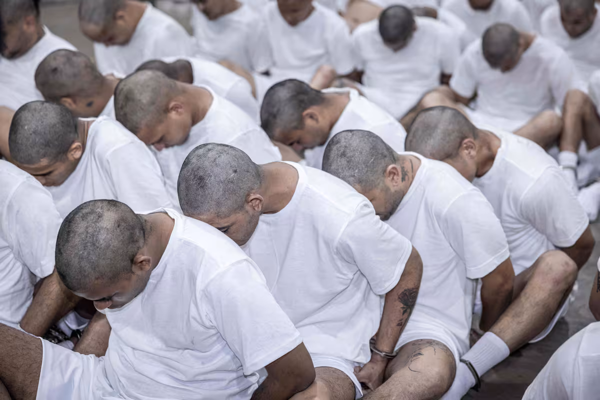EE.UU. deporta a más de 250 presuntos pandilleros a El Salvador en medio de controversia legal