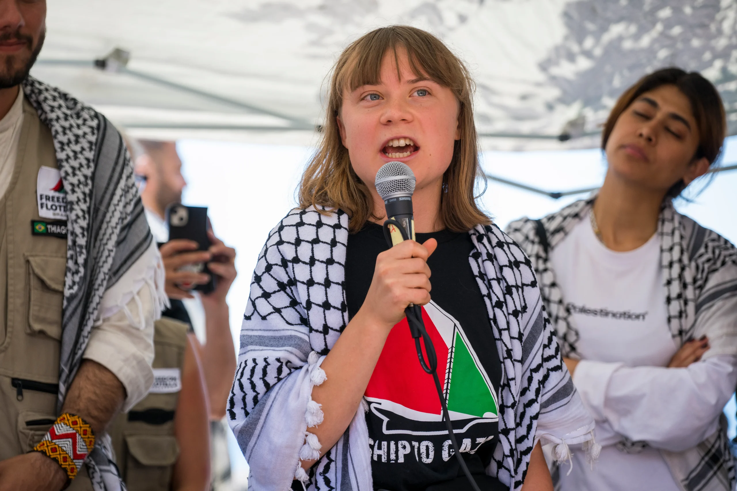 Activistas y ayuda humanitaria: Un dron ataca el buque Family en Túnez con Greta Thunberg a bordo