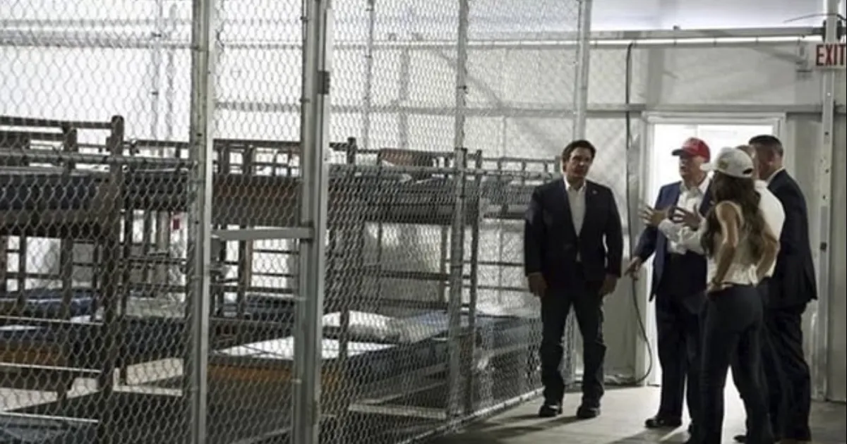 Gobernador de Chiapas verifica condiciones de mexicanos en “Alcatraz de los Caimanes”