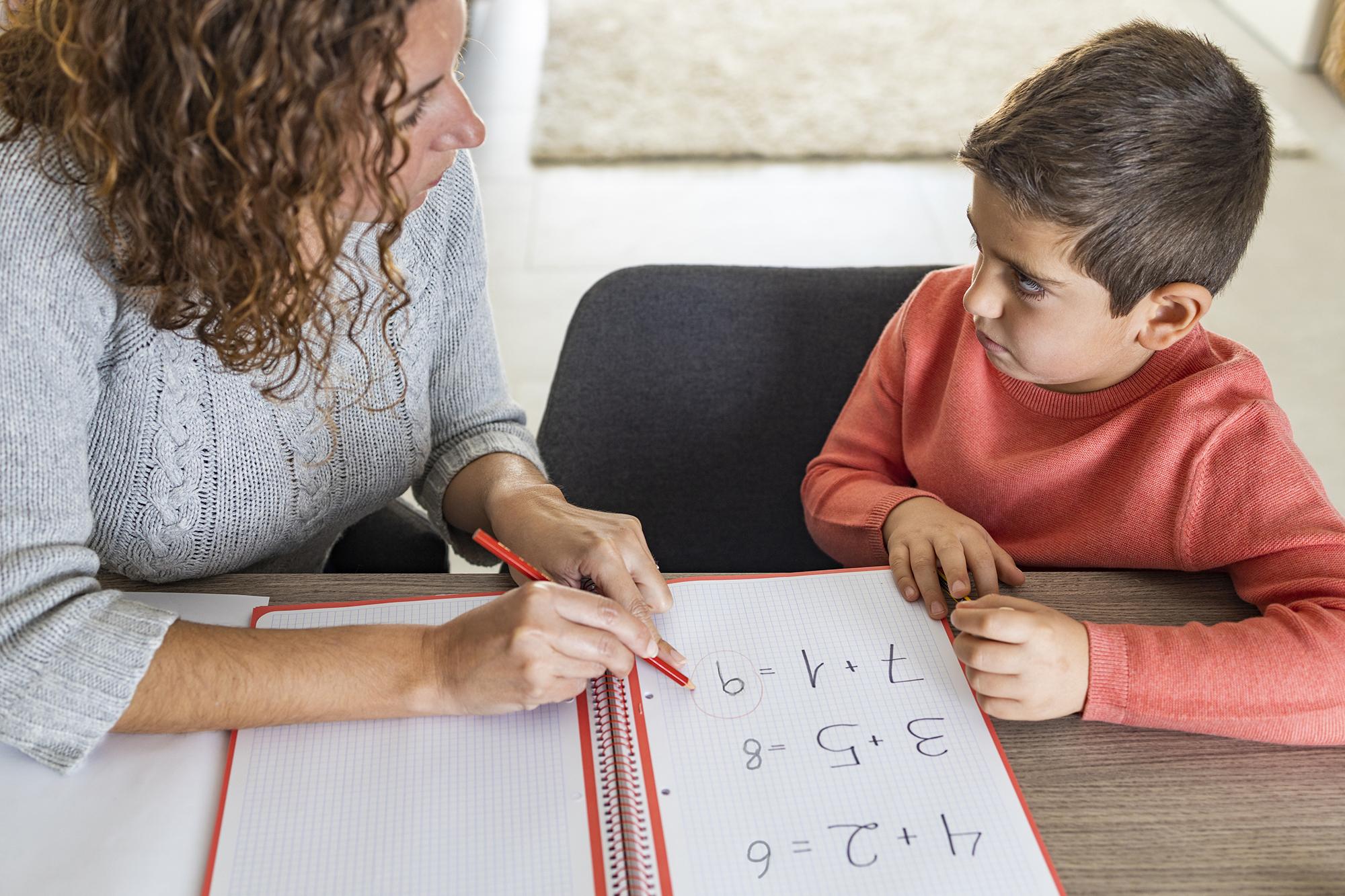 Cómo apoyar a un niño con dislexia en la escuela sin dejarlo atrás