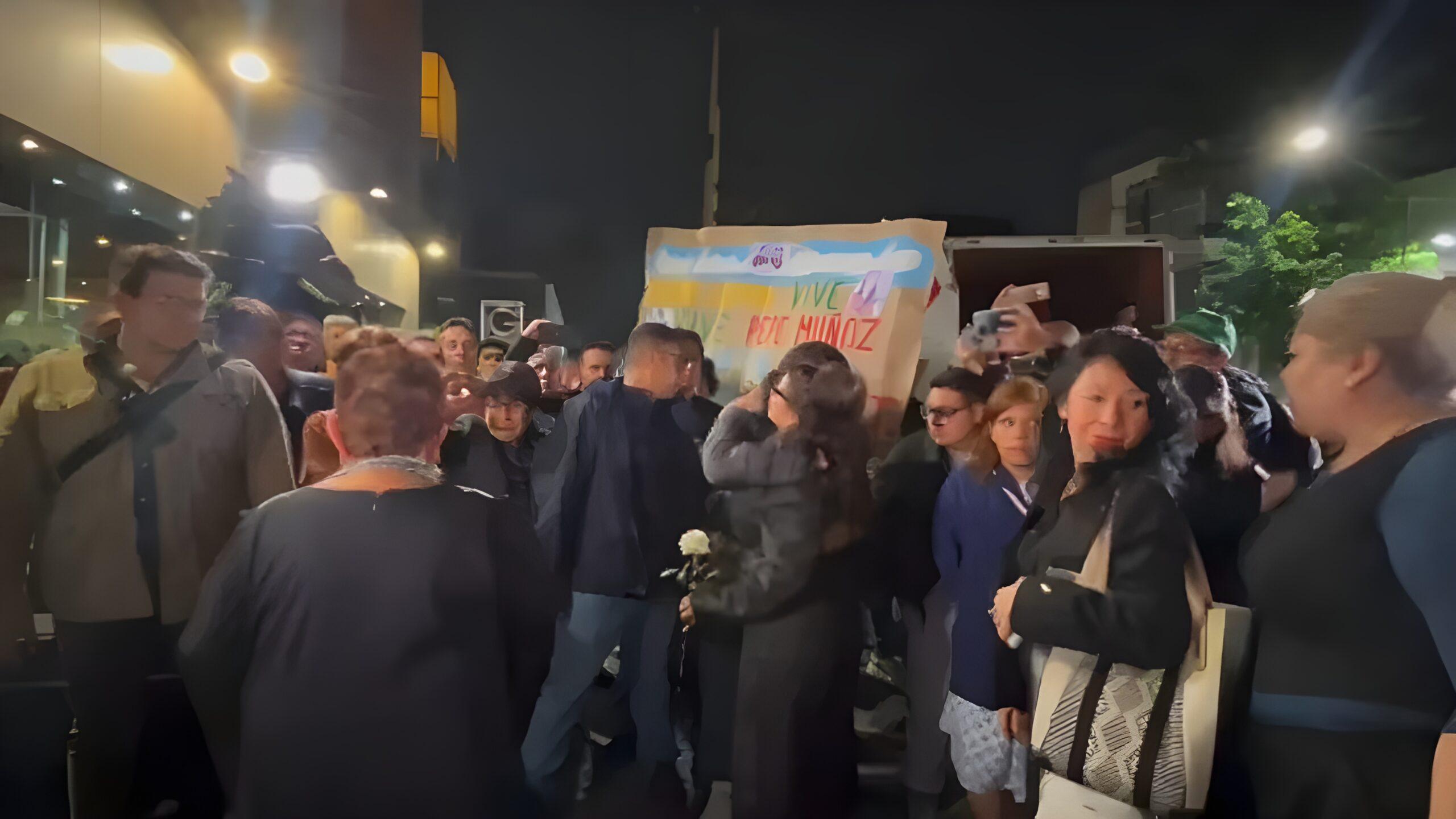Velas y pancartas por Ximena y Pepe: adiós a funcionarios asesinados