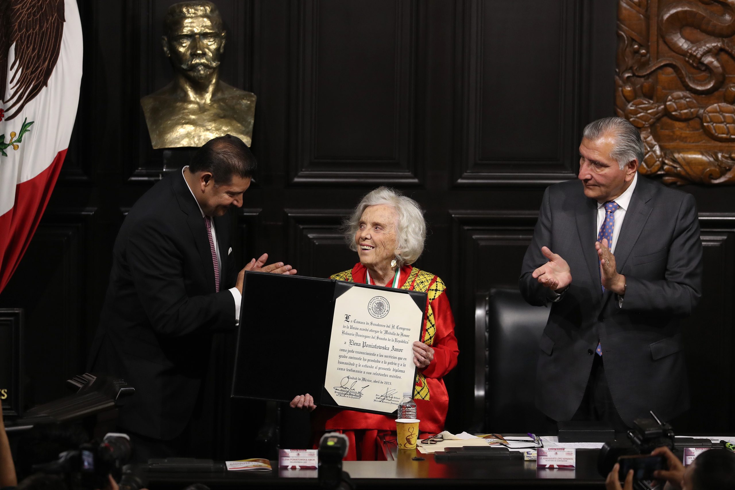 Elena Poniatowska: el honor de 93 años de una cronista social en el Senado