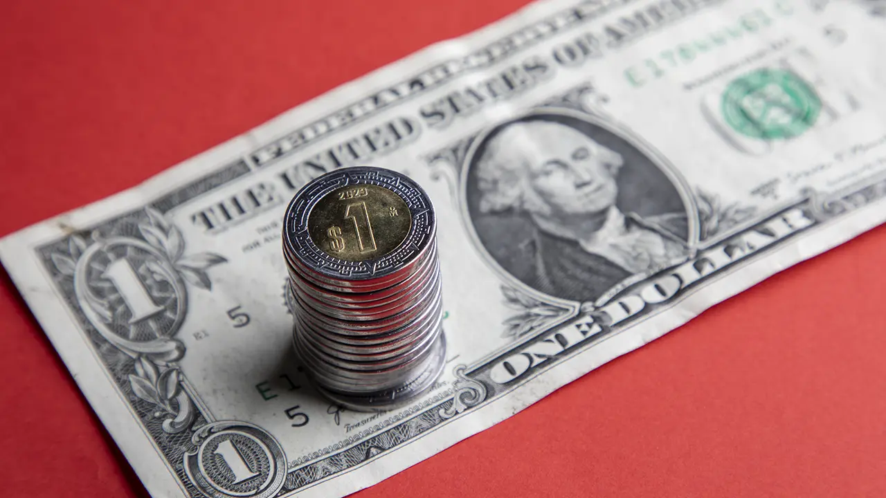 Dólar repunta a $18.21 pesos mexicanos tras recorte clave de la Fed