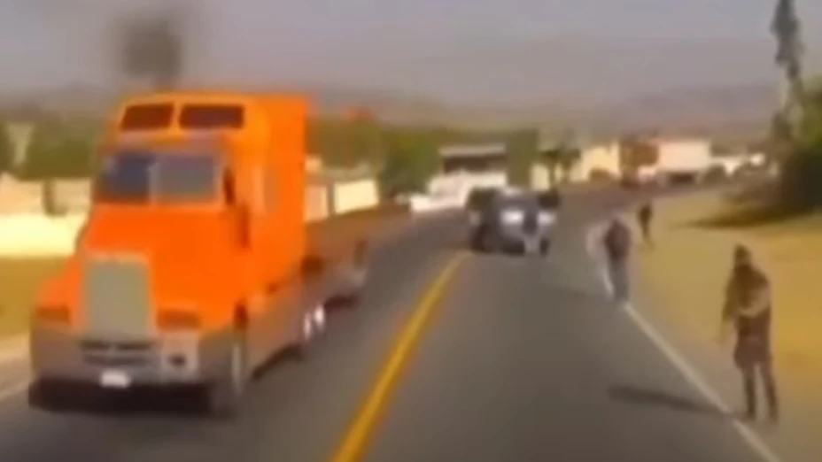 ¡Peligro en Puebla! Tráiler burla asalto con maniobras extremas
