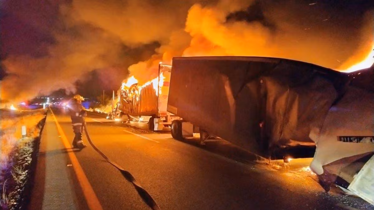 Bloqueos con vehículos incendiados sacuden carreteras de Zacatecas