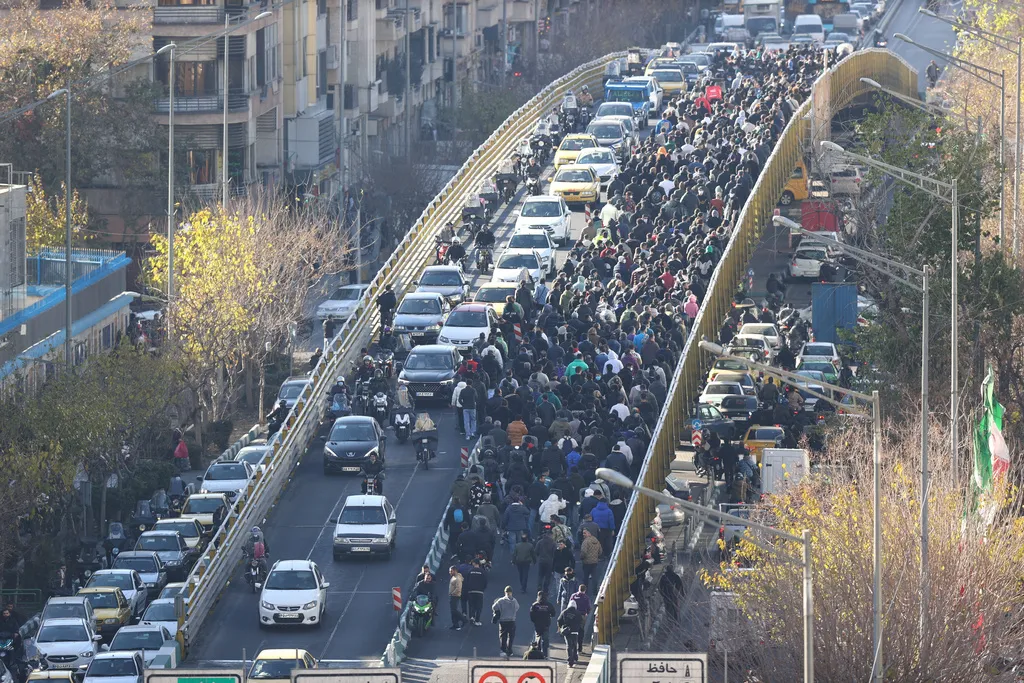 El colapso del rial convierte la crisis económica en un desafío sistémico para el régimen de Irán