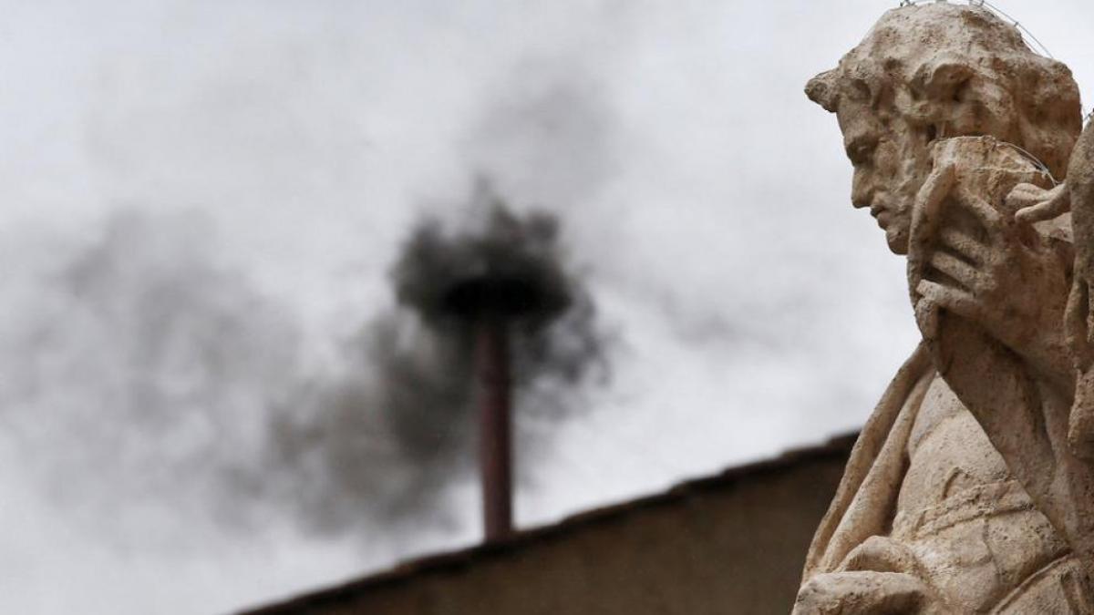 Humo negro en el cónclave: el misterioso mensaje del Vaticano al mundo