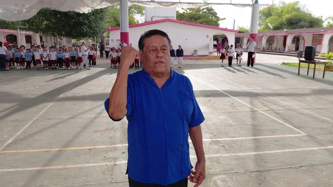 Ernesto Ruíz Pérez cierra 49 años de labor docente en Quintana Roo