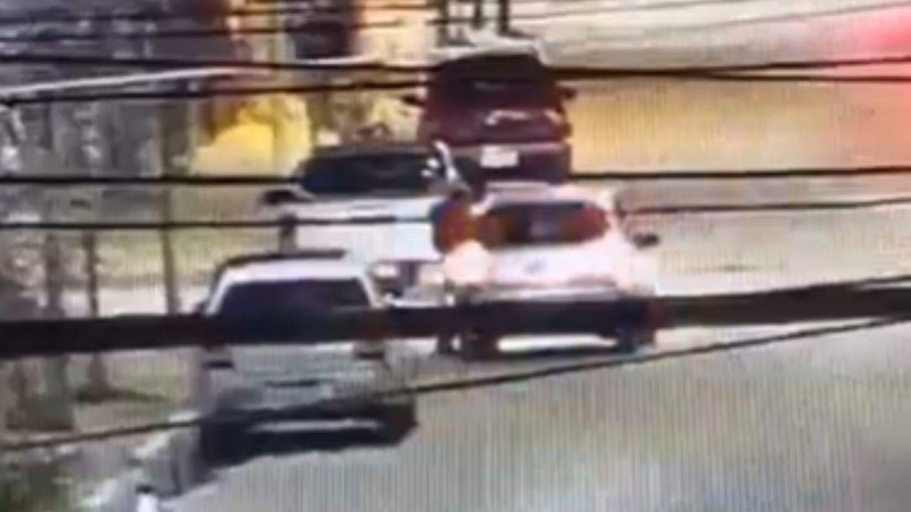 Hombre arrastra a su expareja cuatro cuadras sobre el capot en Argentina