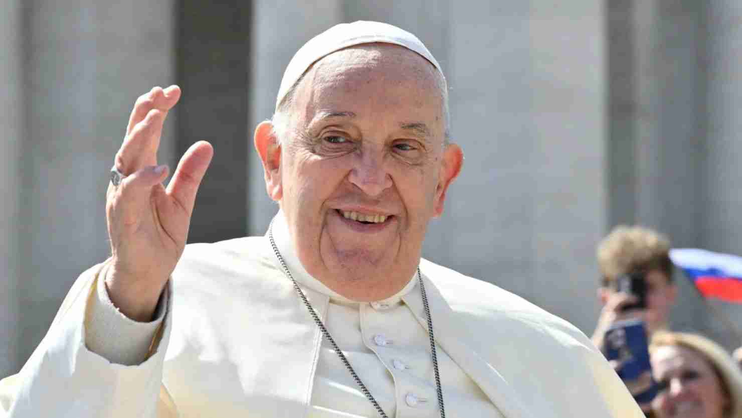 El Papa Francisco mejora tras su hospitalización por neumonía