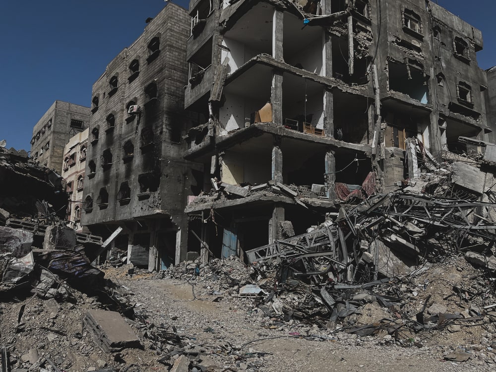 Un edificio residencial en Gaza, en ruinas tras ataque israelí y alerta