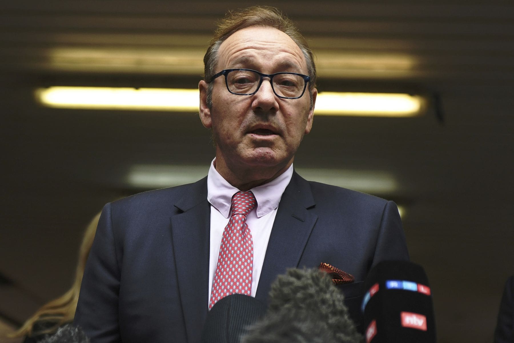 La leyenda caída: Kevin Spacey confirma que es “homeless” tras juicios millonarios