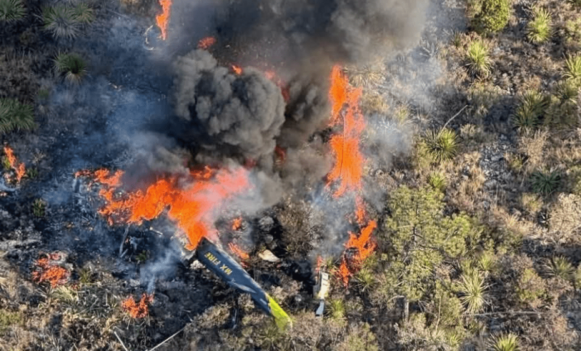 Se desploma helicóptero en Coahuila: 8 brigadistas sobreviven milagrosamente