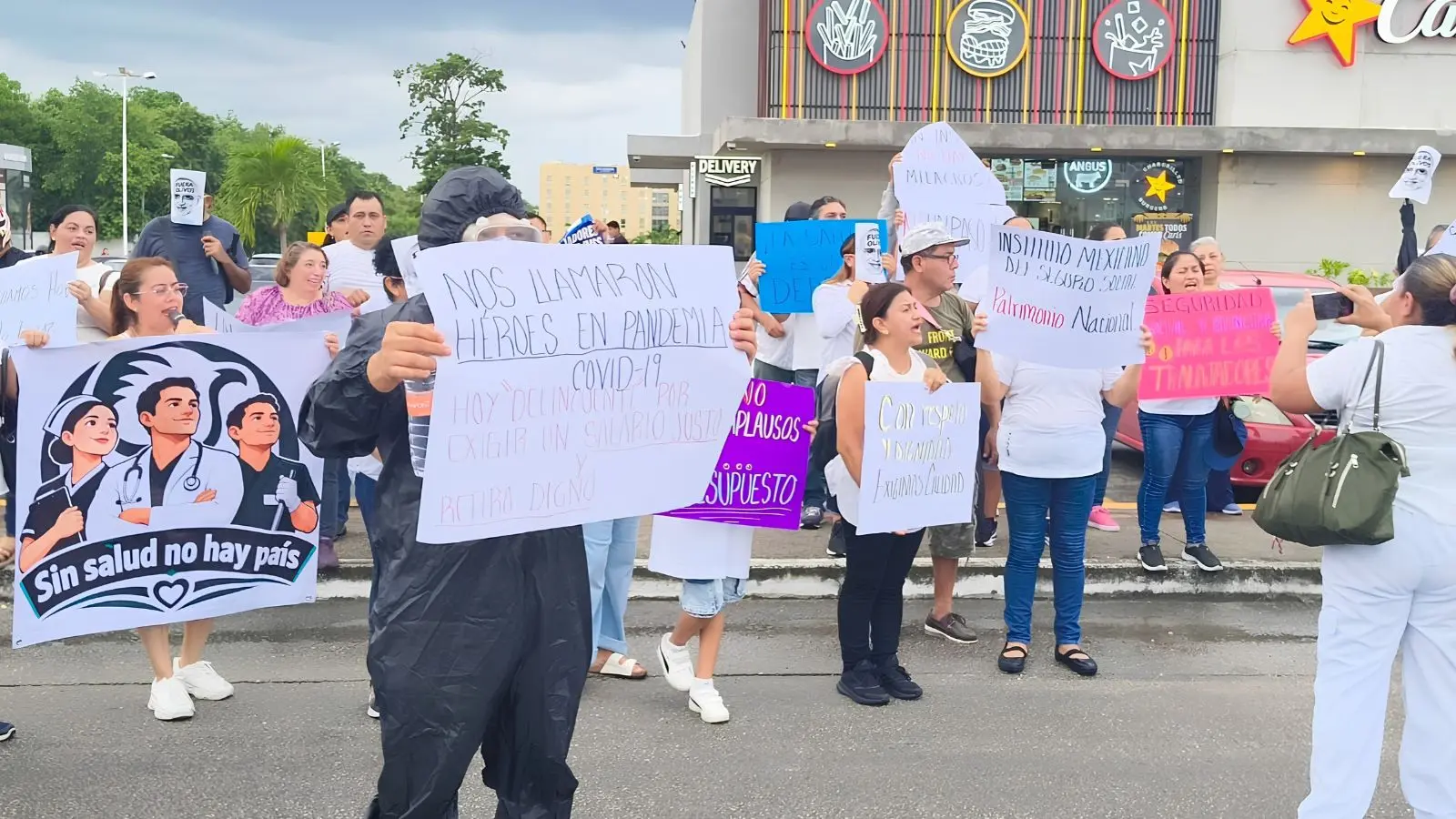 Trabajadores del IMSS en Chetumal exigen mejoras laborales y salariales