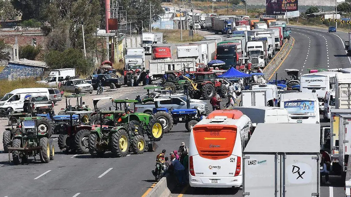 Caos en el Estado de México: Transportistas y campesinos toman 10 carreteras federales