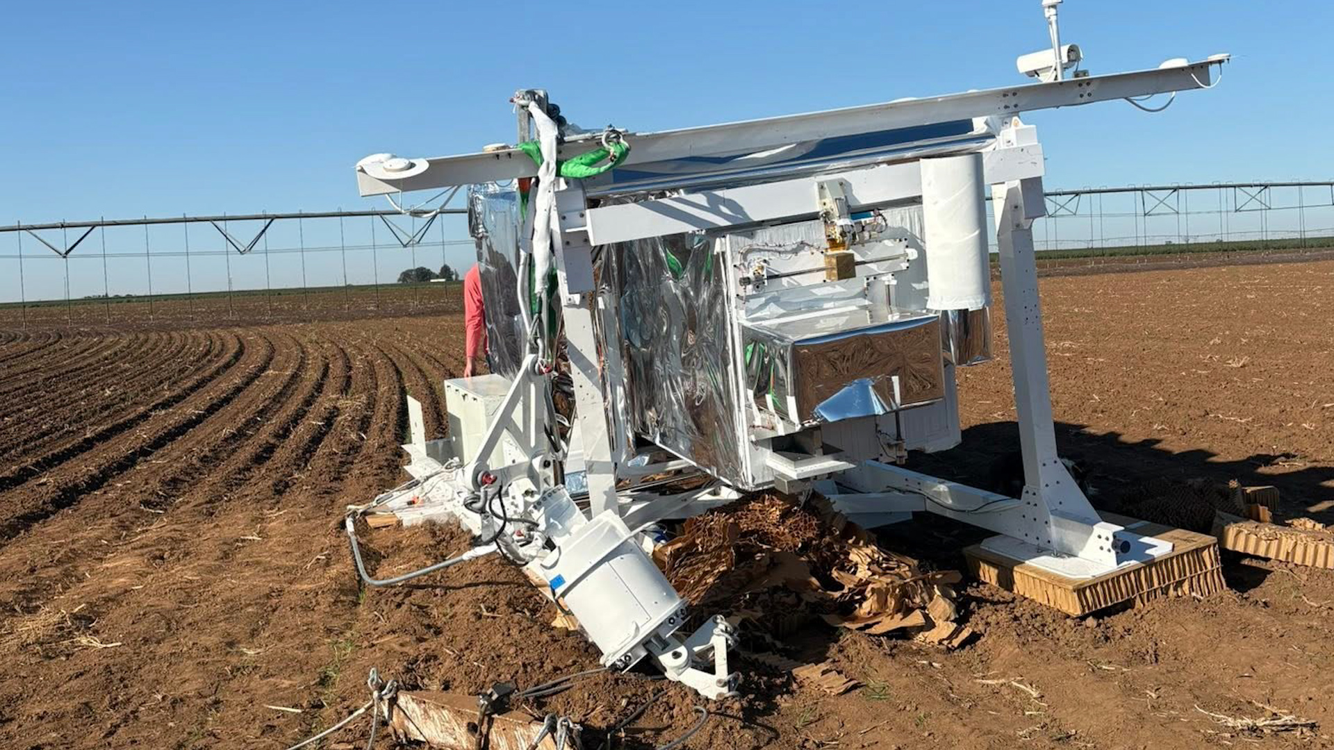 Objeto de la nasa aterra en granja de Texas; mujer capta el momento