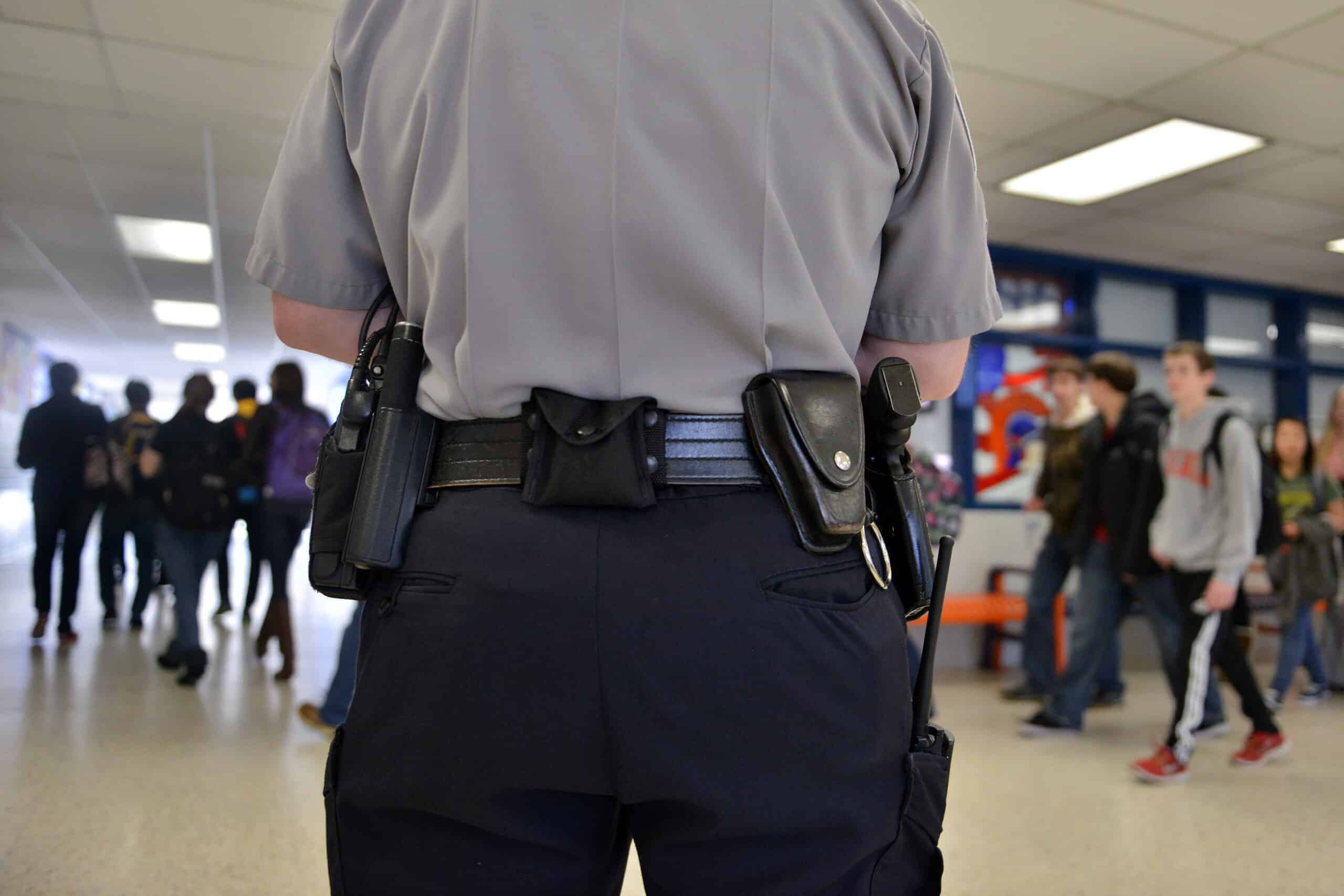 Estudiante es ‘suplexeado’ por un policía tras confrontar a un profesor en California